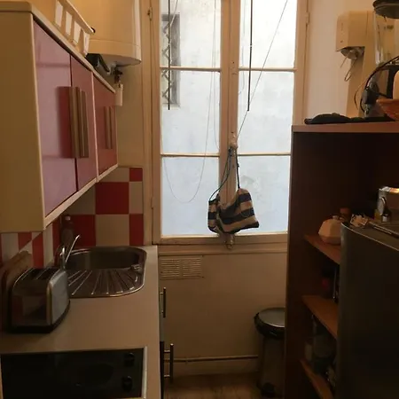 Studio En Centre Ville Dans Petite Guest House Balcon Couchage En Mezzanine 2 Personnes Cuisine Sdb-3