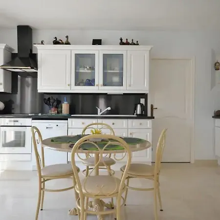 L'Hacienda, Haut de villa , une chambre avec salle de bain et toilettes WC privative-3