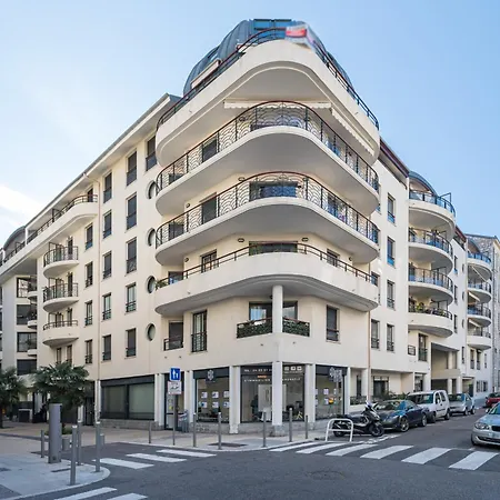 Nice 1 Bedroom downtown Carré d'Or with garage-3