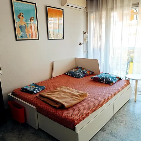 Logement Climatise A Juan Les Pins Dans Residence Avec Piscine-3