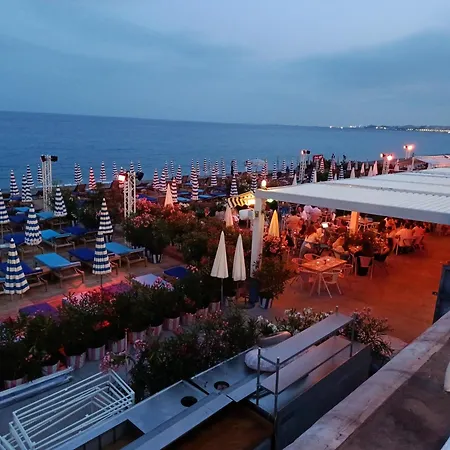 Nice Chambre Exclusive Dans 2 Pieces 40 M2 Atypique Original Dans Grande Structure Type Appartement D'Hote 80 M2 200 M Mer Promenade Des Anglais Sejour Chez L'Habitant-3