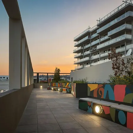 Moxy Nice-3