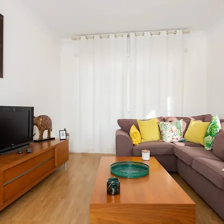 2-Br Apartment 2 Min From The Beaches-3
