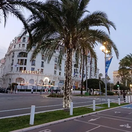 Nice Chambre Exclusive Dans 2 Pieces 40 M2 Atypique Original Dans Grande Structure Type Appartement D'Hote 80 M2 200 M Mer Promenade Des Anglais Sejour Chez L'Habitant-2