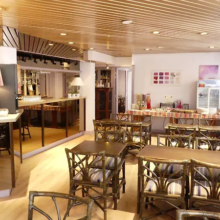 Hôtel de l'Orme, Akena-3
