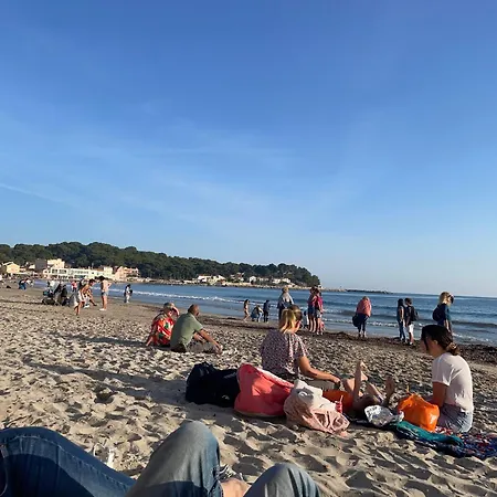 Au cœur du vieux Toulon au calme appartement rénové climatisé confortable étage élevé avec ascenseur proche parking et toutes commodités-2