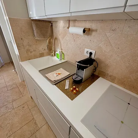 Studio climatisé, terrasse, parking privé, 50m de la plage-2