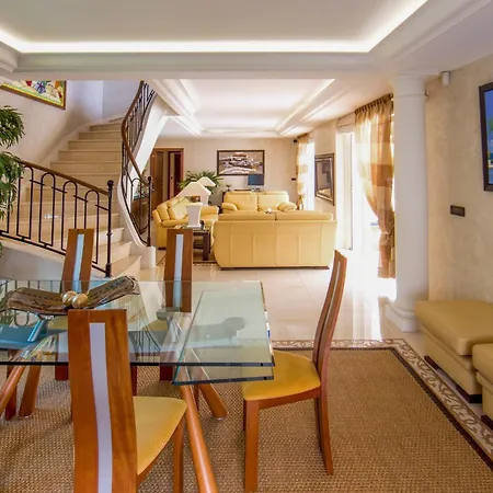 Stunning Villa With Large Pool, Billiard Room And Mini-Golf-3