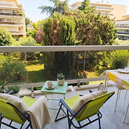 Logement Climatise A Juan Les Pins Dans Residence Avec Piscine-2