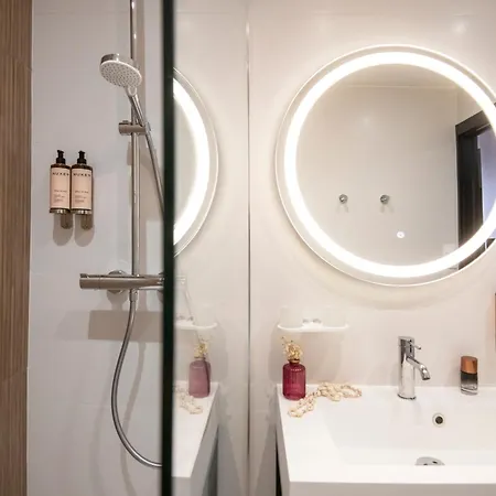 Best Western Premier Le Patio Des Artistes Wellness Jacuzzi-3