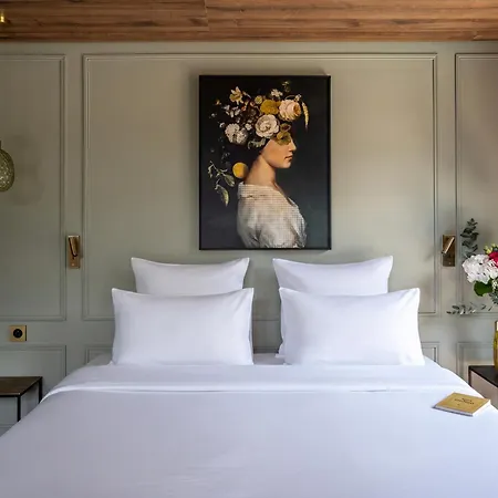 Lizzie Hotel-3