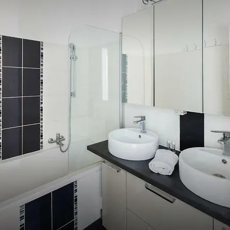 Stunning 2 Bed Flat Nice Front Of The Beach Seaview-3