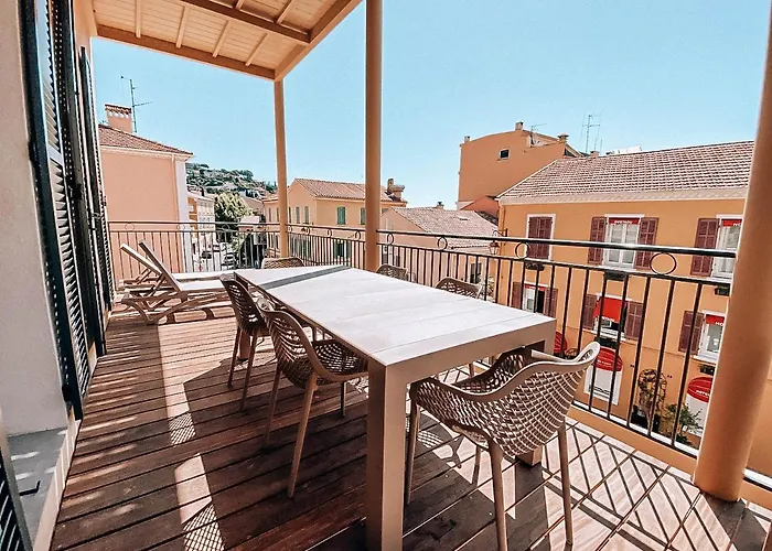 Appartement 4 pièces rénové terrasse coeur de ville Le Lavandou acceptant les animaux