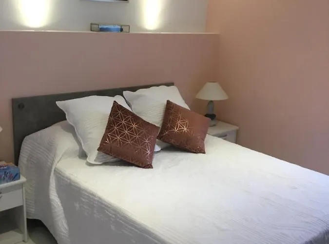 Hotel Le Train Sifflera Trois Fois à Toulon