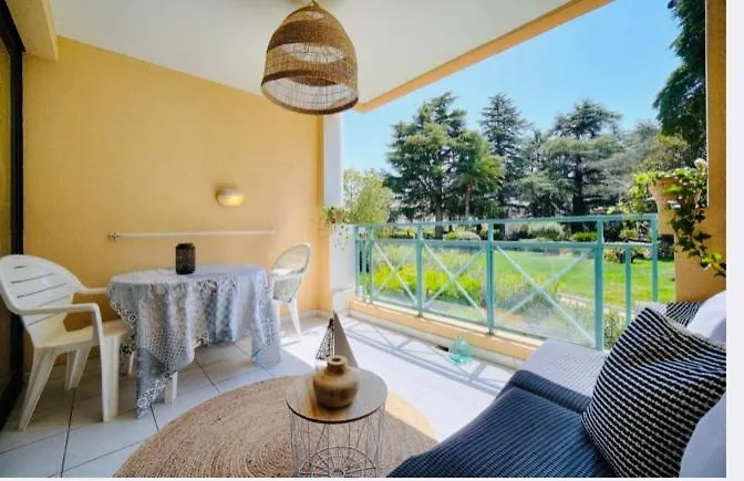 Magnifique 2P Piscine Terrasse Apercu Mer Parking Cannes admite animales