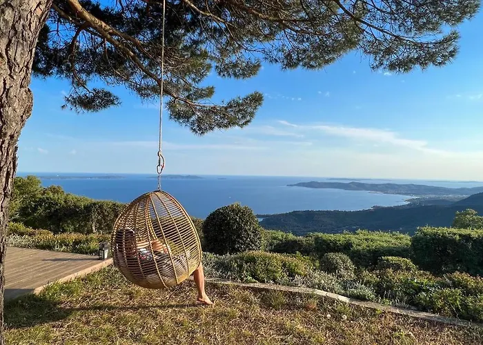 Villa / Vue A Couper Le Souffle Entre Terre Et Mer Le Lavandou mit Pool
