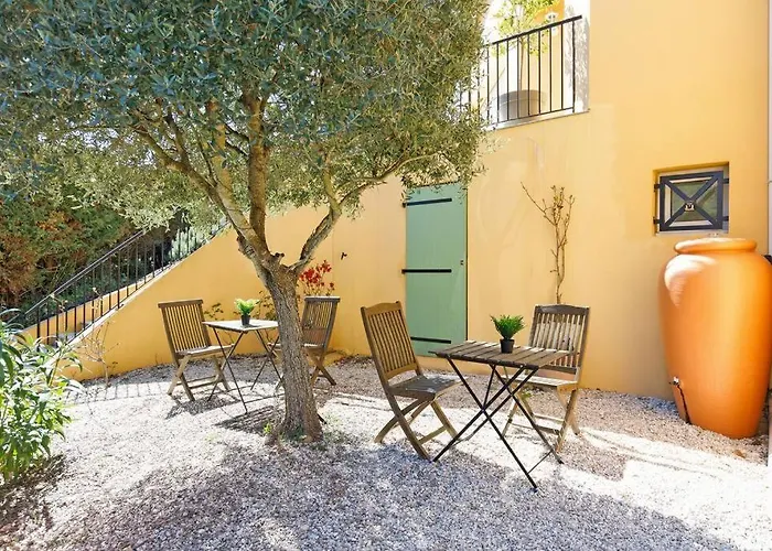 Studio tout confort avec parking et terrasse à Eze village