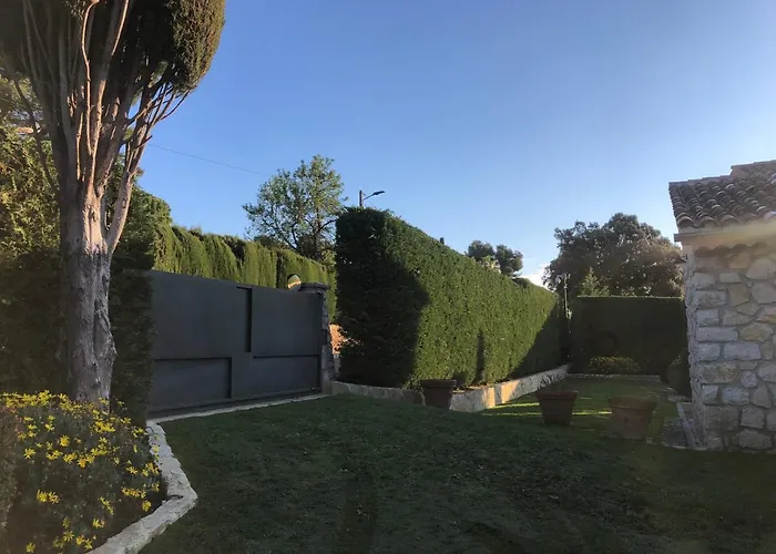 Discover A Luxurious Villa With A Stunning Pool And A Lush Garden , The Ultimate Escape For Rest And Relaxation Saint-Paul-de-Vence