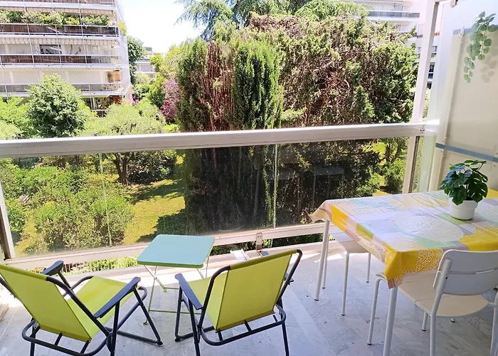 Haustierfreundliches Logement Climatise A Juan Les Pins Dans Residence Avec Piscine