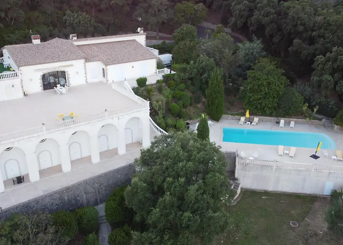 Chambre Luxueuse Au Calme Avec Vue Panoramique Sur La Baie De Cannes Et L Esterel Immense Piscine Hotel Fréjus
