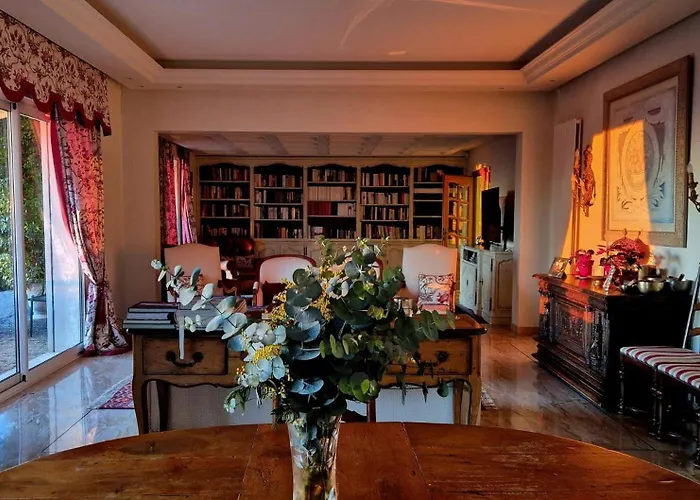 Luxury Villa With Panoramic Views, Pool & Serene Garden Retreat Saint-Paul-de-Vence mit Pool