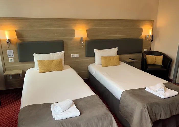 Brit Hotel Bleu Nuit Saintes