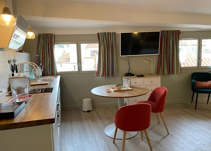 Au cœur du vieux Toulon au calme appartement rénové climatisé confortable étage élevé avec ascenseur proche parking et toutes commodités che accetta animali