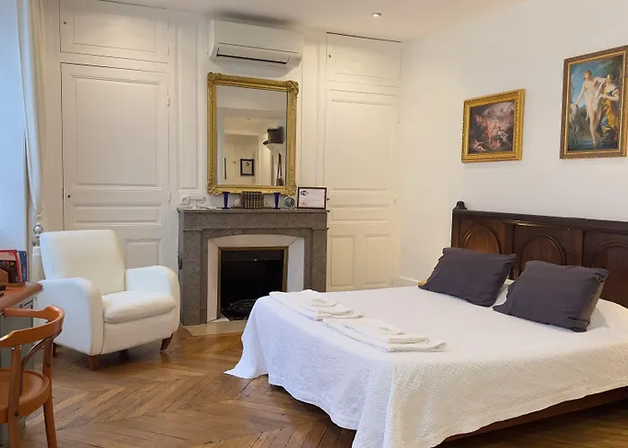 Chambre de charme au coeur du vieux Valence - Confort&Calme