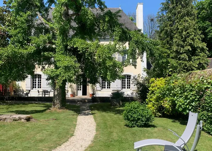 Manoir La Meffrais 1741- Parking Privé sur Place - B&B Élégant à 3 min de Dinan