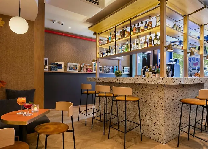 Oh La La ! Hotel Bar Paris Bastille
