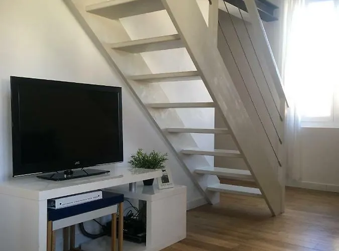 Charme Méditerranéen Votre pied à terre au Cœur du Port de Nice