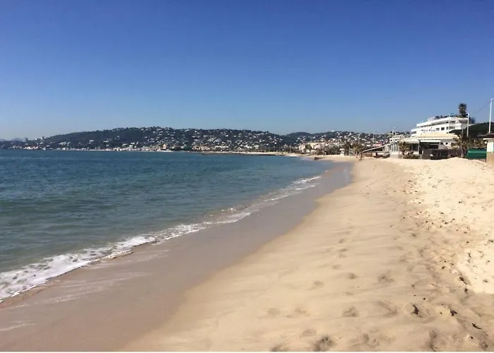 Stylish White And Red Apartments Juan-les-Pins